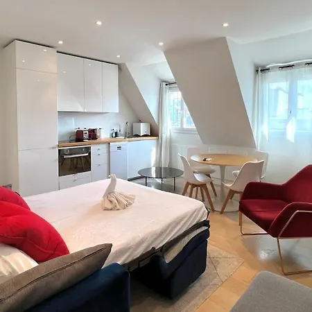 Air Conditioning, Calm & Comfort In The Heart Of Marais Apartment *
