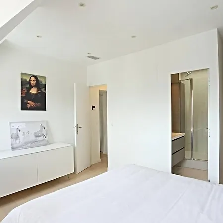 Air Conditioning, Calm & Comfort In The Heart Of Marais Apartment
