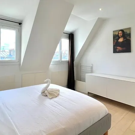 Air Conditioning, Calm & Comfort In The Heart Of Marais Apartment Paris